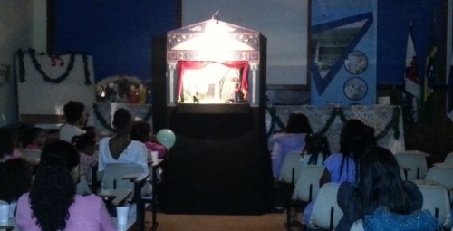 Crianças assistem ao teatro de fantoches 
