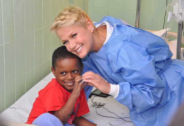 Xuxa doa no Hemorio e convida amigos para aumentar bolsas de sangue (Foto: Ascom/Hemorio)